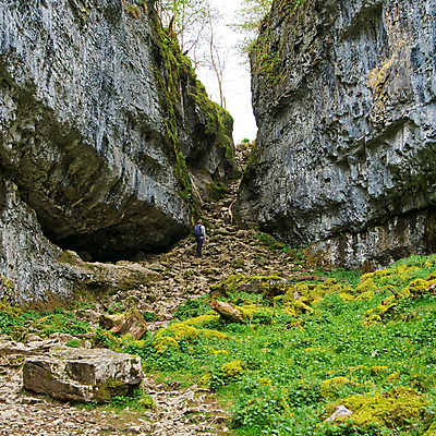 포토 JPG 해외이미지 공원 여행 자연 영국 잉글랜드 이끼 한명 풍경 야외 물 여행객 걷기 골짜기 하이킹 바위 부식 빙하 북쪽 내추럴 석회암 하이커 해외포토 자연요소 1 공공시설 유럽 모션 레저 사람 암석 돌_바위 방향 생태계 파일형식 이미지허브