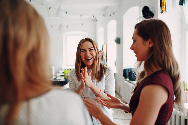 포토 JPG 해외이미지 백인 직업 라이프스타일 여자 행복 스포츠 포즈 비즈니스 노동자 직장 건강 사람 성인 세명 사무실 운동 만남 업무 비즈니스우먼 그룹 종업원 직원 체조 자원 해외포토 서양인 감정 컨셉 회사 생활 작업 직장인 파일형식 이미지허브
