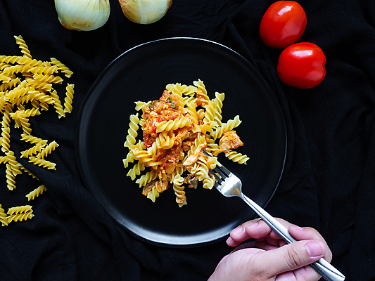 포토 JPG 해외이미지 접시 음식 백그라운드 토마토 채소 파스타 건강 마늘 스파게티 돼지고기 요리 사람없음 식당 검은색 식사 저녁식사 이탈리아 샐러드 흰색 직물 신선 뜨거움 고명 이탈리아음식 향신료 매움 날것 레시피 후추 성분 바질 점심식사 고립 볼로냐 식용 핸드메이드 비건 해외포토 식기 유럽 컬러 서양음식 육류 상점 맛 채식주의자 향미료 파일형식 이미지허브