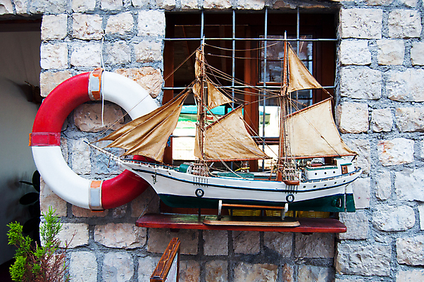 포토 JPG 해외이미지 모델 밧줄 바다 요트 항해 취미 사람없음 목재 물 장난감 탐험 흰색 보트 클래식 복고 해군 네비게이션 발견 돛대 옛날 핸드메이드 해외포토 자연요소 나무 줄 컬러 컨셉 배_교통 재료 군대 파일형식 이미지허브