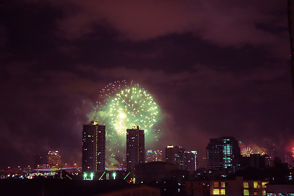 포토 JPG 해외이미지 전통 디자인 행복 크리스마스 하늘 불 휴가 전등 새로움 새해 기념 폭죽 불꽃놀이 이벤트 사람없음 건물 그래픽 장식 빛 파티 축제 어둠 축하 인사 도시 야간 저녁 폭발 연도 해피뉴이어 경례 스카이라인 파열 빛망울 광 해외포토 자연요소 건축물 기념일 감정 컨셉 놀이 조명 새해인사 예절 파일형식 이미지허브