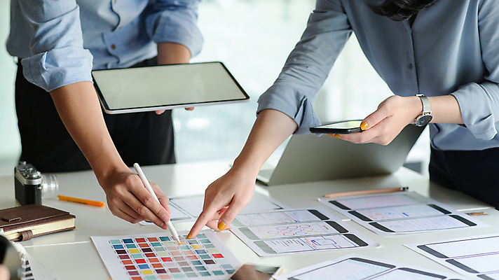 포토 JPG 해외이미지 직업 디자인 컨셉 인터넷 비즈니스 모바일 사람 사람없음 그래픽 노트북 스마트폰 핸드폰 사무실 디지털 스크린 웹 업무 체험 어플리케이션 계획 디자이너 스케치 책상 분석 레이아웃 해결 UI 개발 경영 반응 인터페이스 프로그래밍 프로젝트 와이어프레임 사용자 해외포토 가구 미술 전자제품 스마트기기 작업 파일형식 이미지허브