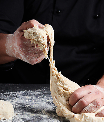 포토 JPG 해외이미지 손 빵 재료 탁자 검은배경 실내 신체부위 준비 반죽 만들기 밀가루 밀가루반죽 제빵사 뜯기 해외포토 직업 음식 가구 백그라운드 모션 사람 내부 검은색 가루 파일형식 이미지허브