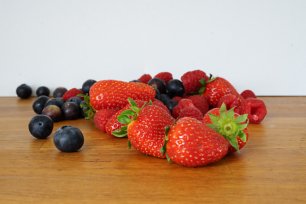 포토 JPG 해외이미지 열매 음식 백그라운드 과일 공 유리 딸기 실내 건강 사람없음 컵 파란색 흰색 신선 원형 사발 아침식사 흰배경 블루베리 산딸기 고립 카피스페이스 해외포토 도형 식물 식기 컬러 재질 내부 식사 공백 사기그릇 파일형식 이미지허브