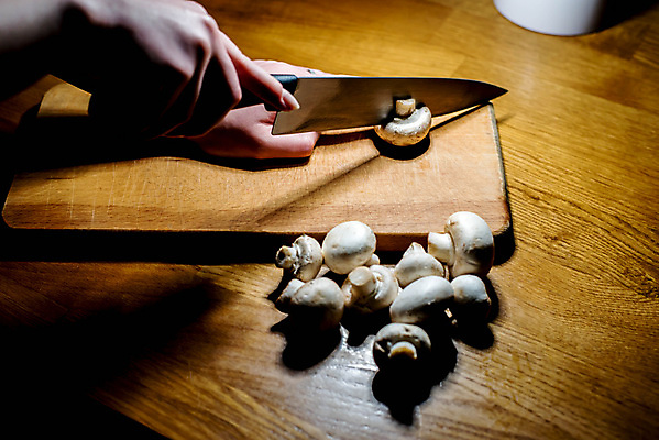 포토 JPG 해외이미지 백인 손 여자 음식 조각 백그라운드 농업 다이어트 채소 재료 탁자 건강 관리 요리 사람 사람없음 목재 초록색 농장 주방 식사 버섯 수확 신선 칼 맛 자르기 먹기 허브 메뉴 유기농 날것 레시피 내추럴 숙성 채식주의자 해외포토 서양인 나무 식물 웰빙 산업 컬러 가구 컨셉 모션 신체부위 채식 파일형식 이미지허브