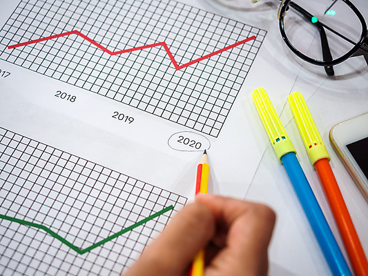 포토 JPG 해외이미지 직업 종이 안경 백그라운드 컨셉 인터넷 비즈니스 탁자 성공 그래프 설계 직장 사람없음 금융 컴퓨터 사무실 연필 펜 우주 디지털 쪽지 공책 자료 성장 흰색 작업 원형 그리기 목표 계획 디자이너 연도 책상 분석 투자 개발 골 마케팅 강조 해외포토 도형 잡화 컬러 가구 회사 모션 문구용품 학용품 경제 전자제품 필기구 파일형식 이미지허브
