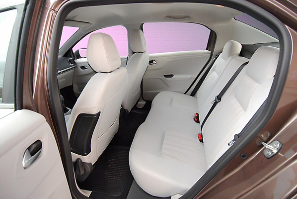 포토 JPG 해외이미지 디자인 쿠션 의자 창문 교통시설 자동차 휴식 실내 안전 사람없음 내부 빛 머리 회색 운전 벨트 흰색 고급 우아함 보호 휘발유 가죽 보안 엔진 디젤 자동 제어 해외포토 잡화 육상교통 컬러 가구 교통 컨셉 모션 신체부위 석유 시설 파일형식 이미지허브