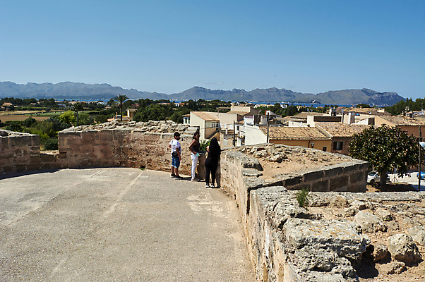 포토 JPG 해외이미지 행복 유럽 벽 섬 여행 건축양식 휴가 거리 사람 풍경 세명 여름 금발 선글라스 태양 유행 성당 교회 여행객 맑음 도시 역사 스페인 고급 크루즈 지중해 타운 스페인어 옛날 해외포토 자연요소 헤어스타일 계절 건축 감정 나라 안경 바다 컨셉 배_교통 종교건축 날씨 건물 파일형식 이미지허브