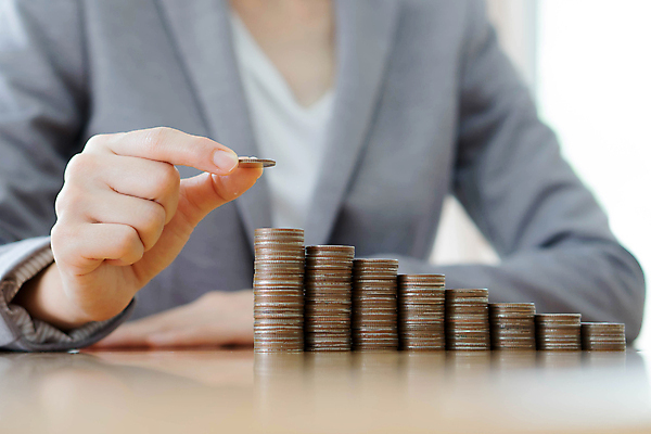 포토 JPG 해외이미지 손 컨셉 돈 비즈니스 유리 사람 동양인 사람없음 금융 경제 사무실 반사 쌓기 동전 검은색 성장 잡기 비즈니스우먼 절약 황금 주식 책상 속도 투자 상업 상승 이익 회계 보험 월급 대출 넣기 세금 수입 투자자 비용 해외포토 여자 컬러 가구 모션 재질 인종 신체부위 직장인 재산 파일형식 이미지허브