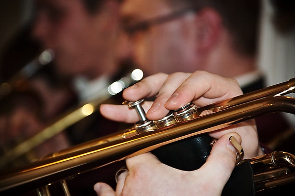 포토 JPG 해외이미지 남자 음악 백그라운드 놀이 열쇠 바람 뿔 미술 사람없음 빛 금속 검은색 소리 콘서트 연주자 음악가 흰색 기구 악단 고리 황금 클래식 불기 예술가 트럼펫 시끄러움 재즈 오케스트라 놋쇠 마우스피스 뮤지컬 타격 세련 해외포토 자연요소 직업 컬러 컨셉 모션 재질 날씨 문화예술 사람 공연 금관악기 파일형식 이미지허브