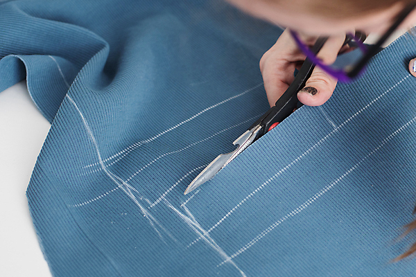 포토 JPG 해외이미지 손 가위 실내 신체부위 하이앵글 작업 디자이너 자르기 가위질 재단 재단사 재단가위 해외포토 직업 뷰포인트 모션 문구용품 가위_도구 사람 내부 파일형식 이미지허브