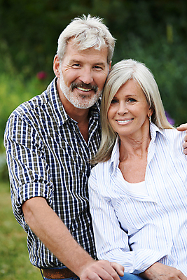 포토 JPG 해외이미지 백인 커플 응시 여자 남자 꽃 행복 중년 50대 자연 수염 함께함 사랑 사람 야외 두명 세로 정원 60대 해외포토 서양인 식물 시선 노년 감정 컨셉 관계 성인 생태계 파일형식 이미지허브