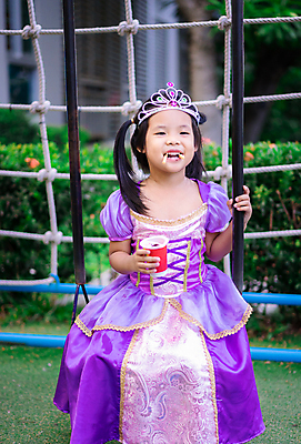 포토 JPG 해외이미지 나무 모델 1 드레스 여자 행복 얼굴 어린이 음식 백그라운드 놀이 휴가 한명 미소 사람 앉기 동양인 초록색 파티 유행 흰색 황금 오솔길 먹기 그네 공상 여왕 걸음마 코스프레 해외포토 식물 옷 감정 길 컬러 모션 표정 인종 이벤트 신체부위 파일형식 이미지허브