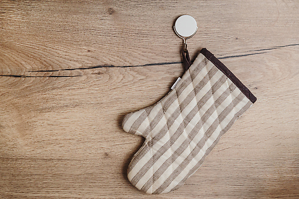 포토 JPG 해외이미지 손 디자인 벽 장갑 백그라운드 가사 주방용품 주택 매달리기 요리 안전 사람없음 목재 세트 주방 장비 직물 잡기 뜨거움 보호 굽기 에코 내추럴 보유 스칸디나비아 스타일 손모아장갑 해외포토 나무 잡화 생활용품 컨셉 재료 모션 건물 신체부위 환경 구이 파일형식 이미지허브