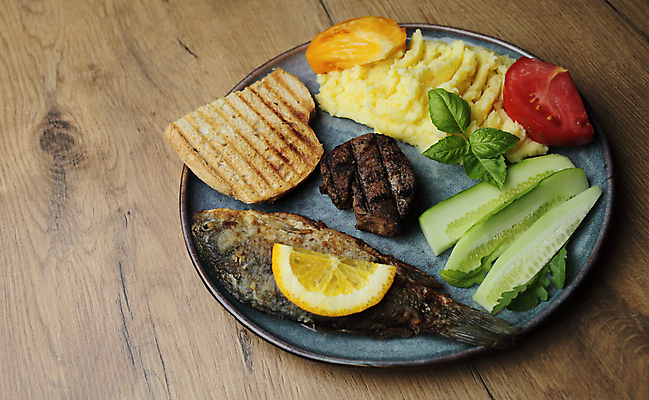 포토 JPG 해외이미지 접시 토마토 오이 실내 스테이크 요리 사람없음 레몬 토스트 생선구이 바질 건강식 감자샐러드 나무배경 해외포토 식기 음식 빵 백그라운드 채소 과일 서양음식 내부 샐러드 구이 생선요리 파일형식 이미지허브