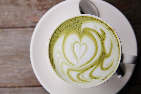 포토 JPG 해외이미지 주간 사람없음 야외 컵 거품 머그컵 티스푼 녹차 녹차라떼 라떼아트 말차 나무배경 말차라떼 해외포토 자연요소 식기 백그라운드 차_음료 숟가락 그림 라떼 파일형식 이미지허브