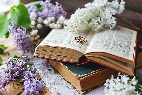 포토 JPG 해외이미지 실내 사람없음 아웃포커스 책 결혼반지 라일락 해외포토 꽃 결혼 촬영기법 내부 반지 파일형식 이미지허브