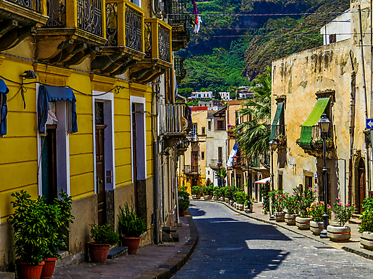 포토 JPG 해외이미지 나무 전통 외관 유럽 바다 섬 여행 건축양식 창문 자연 산 주택 풍경 사람없음 야외 건물 가로 초록색 여름 파란색 컬러풀 야자수 햇빛 노란색 마을 이탈리아 발코니 역사 지중해 그림 타운 구시가지 이국적 해외포토 식물 건축물 계절 건축 나라 컬러 태양 도시 생태계 파일형식 이미지허브