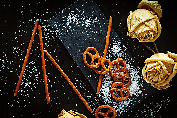 포토 JPG 해외이미지 검은배경 실내 사람없음 하이앵글 드라이플라워 막대과자 브레첼 미니프레즐 해외포토 꽃 뷰포인트 백그라운드 디저트 내부 과자 검은색 파일형식 이미지허브