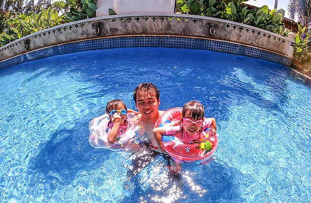 포토 JPG 해외이미지 라이프스타일 계절 여자 행복 어린이 스포츠 여행 백그라운드 패턴 신체 가족 자연 놀이 엄마 추상 휴가 휴식 수영장 건강 사람 동양인 야외 세명 물 파란색 수영 기쁨 젖음 신선 시간 뜨거움 그룹 떨어짐 휴양지 질감 해외포토 자연요소 감정 컬러 컨셉 무늬 관계 인종 생활 장소 수상스포츠 생태계 파일형식 이미지허브