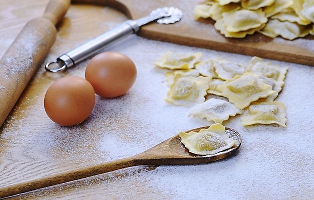 포토 JPG 해외이미지 전통 음식 재료 탁자 파스타 요리 사람없음 주방 계란 식사 저녁식사 이탈리아 신선 맛 준비 날것 밀가루 라비올리 생식 핸드메이드 해외포토 유럽 가구 컨셉 서양음식 알 가루 파일형식 이미지허브