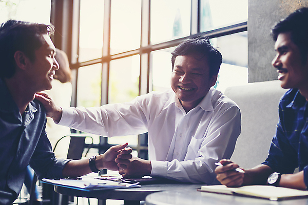 포토 JPG 해외이미지 백인 직업 여자 남자 행복 회사 비즈니스 통신 성공 협력 노동자 아이디어 함께함 실내 대화 미소 사람 세명 컴퓨터 사무실 디지털 우정 업무 작업 비즈니스맨 비즈니스우먼 그룹 계획 연결 토론 동료 지원 프로젝트 콜라보레이션 브레인스토밍 해외포토 서양인 감정 컨셉 관계 표정 말하기 내부 친구 전자제품 직장인 파일형식 이미지허브