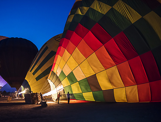 포토 JPG 해외이미지 사람 풍경 여러명 야외 열기구 야간 준비 점화 해외포토 자연요소 다수 항공교통 파일형식 이미지허브