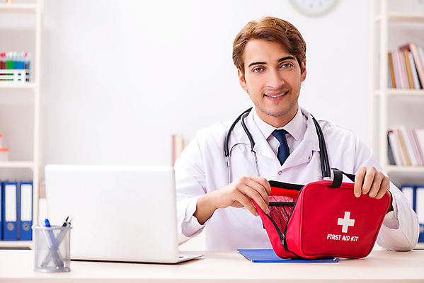 포토 JPG 해외이미지 남자 실내 한명 상반신 성인 앞모습 의사 잡기 오픈 구급상자 성인남자한명만 해외포토 1 뷰포인트 모션 사람 내부 의료진 의료용품 남자한명만 성인남자만 파일형식 이미지허브