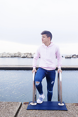 포토 JPG 해외이미지 모델 1 라이프스타일 응시 남자 행복 여유 바다 한명 서기 웃음 사람 소년 성인 야외 유행 항구 산책로 자유 표현 자신감 시원함 스마트 혼자 해외포토 시선 감정 길 어린이 컨셉 교통시설 모션 표정 생활 파일형식 이미지허브