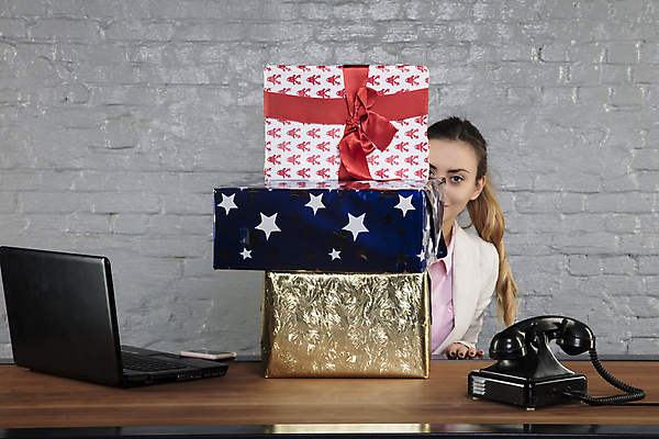 포토 JPG 해외이미지 행복 리본 크리스마스 회사 비즈니스 포장 직장 선물 한명 미소 상자 사무실 산타클로스 여행가방 놀람 기쁨 축하 작업 비즈니스우먼 오픈 종업원 주기 흥분 경영자 기회 패키지 비서 보여주기 꺼내기 해외포토 직업 1 여자 기념일 감정 컨셉 가방 모션 표정 사람 직장인 리더 파일형식 이미지허브