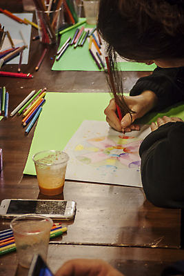 포토 JPG 해외이미지 여자 색연필 실내 한명 들기 상반신 성인 옆모습 그리기 그림 성인여자한명만 해외포토 1 뷰포인트 모션 학용품 사람 내부 여자한명만 성인여자만 파일형식 이미지허브