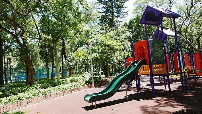 포토 JPG 해외이미지 라이프스타일 어린이 장난 휴식 바닥 안전 사람없음 야외 빨간색 초록색 컬러풀 맑음 스트레칭 미끄러짐 놀이터 플라스틱 원예 해외포토 컬러 컨셉 모션 재질 놀이 날씨 사람 취미 생활 운동 파일형식 이미지허브