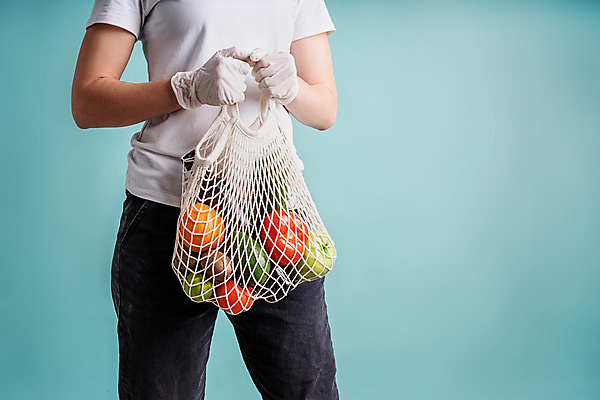포토 JPG 해외이미지 여자 채소 오렌지 실내 키위 한명 들기 상반신 성인 앞모습 자연보호 그린캠페인 사과 에코 친환경 담기 파란배경 친환경제품 성인여자한명만 제로웨이스트 네트백 해외포토 1 캠페인 뷰포인트 백그라운드 가방 과일 모션 자연 사람 내부 파란색 환경 보호 사회이슈 여자한명만 성인여자만 파일형식 이미지허브