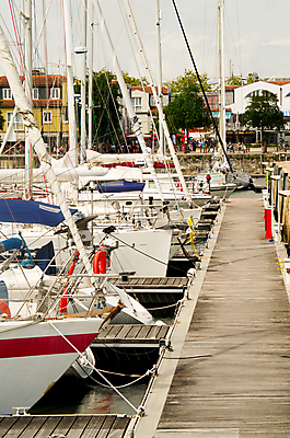포토 JPG 해외이미지 라이프스타일 유럽 바다 여행 요트 휴가 항해 사람없음 물 여행객 항구 기쁨 프랑스 보트 갑판 묶기 정박 방파제 함선 포트 닻 부둣가 돛대 프랑스어 레가타 뱃놀이 해외포토 자연요소 문자 공공시설 감정 나라 배_교통 교통시설 모션 사람 생활 전통놀이 파일형식 이미지허브