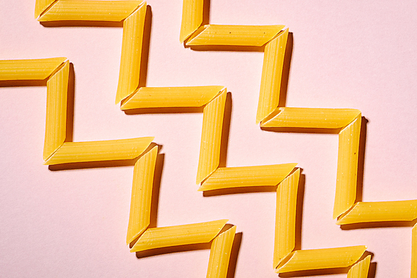 포토 JPG 해외이미지 사람없음 일렬 지그재그 펜네 분홍색배경 해외포토 분홍색 백그라운드 파스타 파일형식 이미지허브