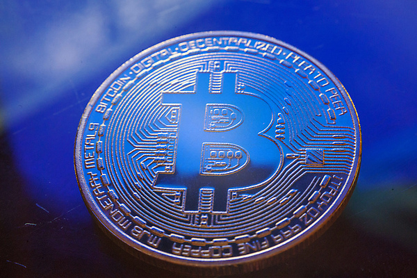 포토 JPG 해외이미지 컨셉 돈 비즈니스 사람없음 금융 경제 금속 디지털 동전 네트워크 시장 황금 암호 소프트포커스 발굴 심볼 사인 무역 투자 상업 보케 전자 결제 온라인쇼핑 가치 토막 전자상거래 가상 가상화폐 해외포토 산업 재질 촬영기법 쇼핑 재산 온라인 파일형식 이미지허브