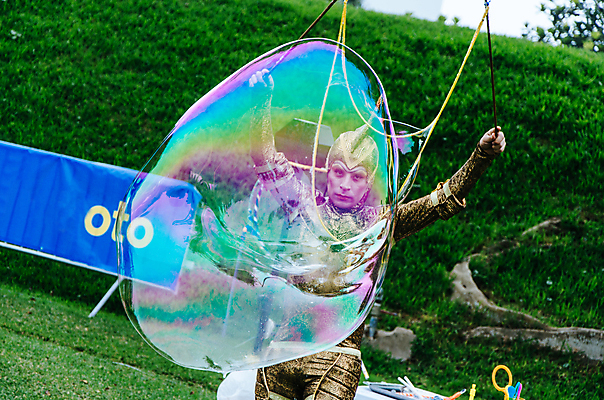 포토 JPG 해외이미지 백인 공원 행복 백그라운드 놀이 하늘 미술 사람 성인 사람없음 야외 장식 파란색 컬러풀 햇빛 검은색 활발 공연 거품 기쁨 축하 원형 우아함 큼 불기 만들기 쇼 비누 해외포토 도형 서양인 공공시설 감정 컬러 컨셉 모션 문화예술 이벤트 위생용품 태양 크기 파일형식 이미지허브