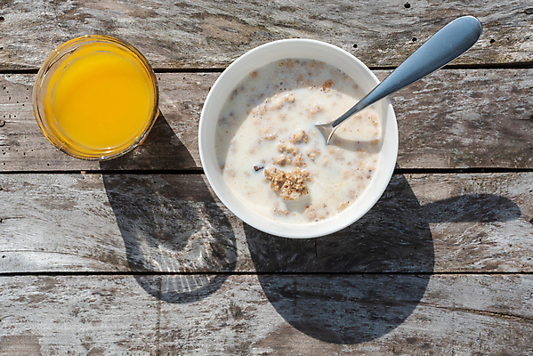 포토 JPG 해외이미지 외관 음료 음식 여행 오렌지 과일 유리 탁자 아침 휴가 휴식 사람없음 야외 목재 햇빛 태양 정원 숟가락 맑음 식사 주스 봄 우유 흰색 신선 사발 아침식사 설탕 시리얼 서비스 단절 호스텔 해외포토 주간 자연요소 나무 계절 컬러 가구 컨셉 재료 재질 숙소 날씨 유제품 수저 사기그릇 파일형식 이미지허브