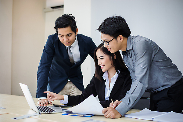 포토 JPG 해외이미지 직업 손 디자인 여자 남자 행복 종이 컨셉 비즈니스 건축양식 통신 통계 협력 아이디어 직장 사람 동양인 성인 세명 컴퓨터 사무실 공책 업무 비즈니스맨 그룹 엔지니어 계획 토론 책상 동료 계약 경영자 문서 공학 프로젝트 브레인스토밍 해외포토 교육 건축 감정 가구 회사 관계 문구용품 인종 신체부위 전자제품 작업 직장인 기술자 리더 파일형식 이미지허브