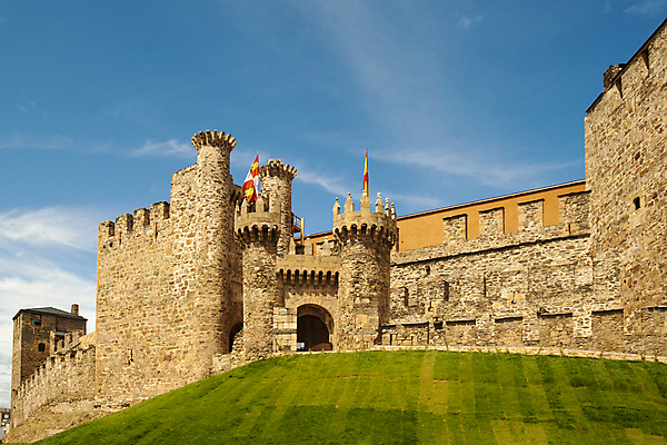 포토 JPG 해외이미지 외관 유럽 벽 건축양식 사람없음 건물 탑 골동품 깃발 성 중세기사 중세 스페인 왕 군용 대문 스페인어 해외포토 건축물 건축 나라 군대 문 역사 파일형식 이미지허브