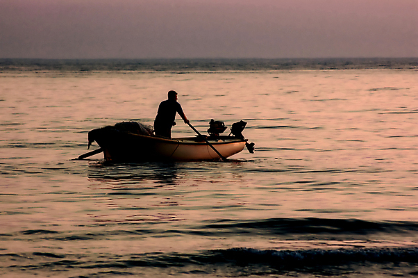 포토 JPG 해외이미지 실루엣 바다 여행 자연 낚시 추상 휴식 전등 그림자 사람없음 야외 물 파란색 강 태양 반사 보트 낚시꾼 해외포토 자연요소 컬러 컨셉 무늬 배_교통 레저 조명 촬영기법 생태계 파일형식 이미지허브
