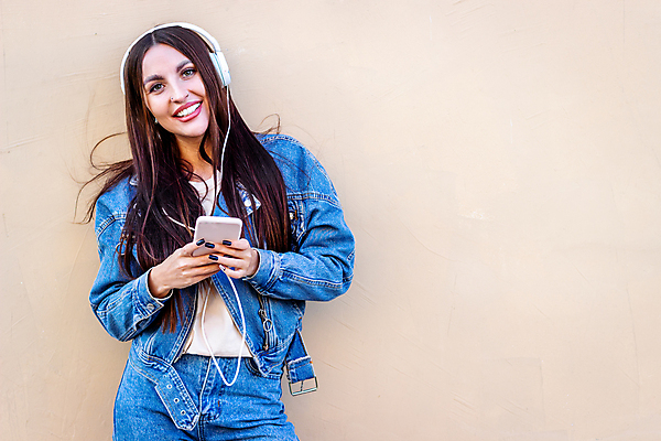 포토 JPG 해외이미지 백인 모델 학생 여자 얼굴 음악 텍스트 갈색머리 한명 미소 사람 10대 여름 스마트폰 우주 헤드폰 긍정 스타일 카피스페이스 해외포토 서양인 1 헤어스타일 계절 음향기기 컨셉 청소년 문화예술 표정 신체부위 핸드폰 스마트기기 공백 파일형식 이미지허브