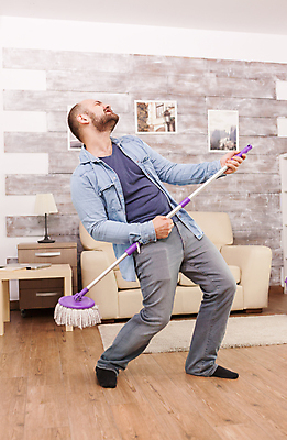 포토 JPG 해외이미지 전신 백인 남자 행복 액자 연주 노래 탁자 성인 앞모습 소파 카펫 기쁨 스탠드 춤 청소 대걸레 해외포토 서양인 감정 음악 뷰포인트 가구 의자 문화예술 조명 사람 청소도구 파일형식 이미지허브