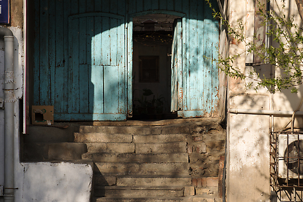 포토 JPG 해외이미지 동물 전통 외관 벽 여행 백그라운드 건축양식 창문 자동차 날씨 벽돌 거리 주택 사람없음 건물 파란색 반사 문 검은색 고양이 어둠 손상 수확 골동품 바위 시골 도시 역사 개 야간 신비 질감 대문 문고리 그런지 깨짐 돌봄 아제르바이잔 옛날 해외포토 자연요소 건축물 건축 나라 육상교통 컬러 컨셉 농업 포유류 모션 반려동물 돌_바위 파일형식 이미지허브