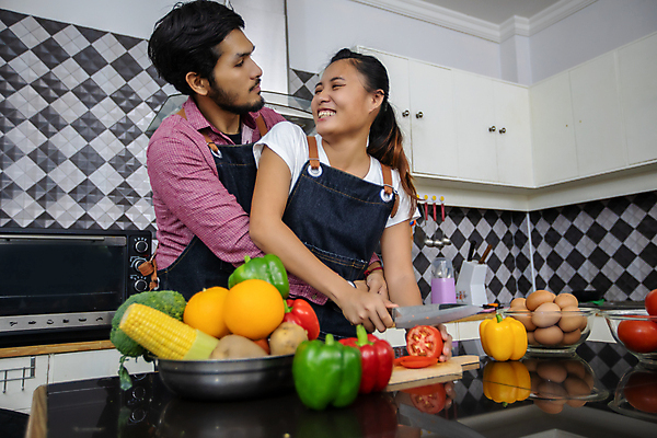 포토 JPG 해외이미지 백인 라이프스타일 커플 응시 여자 남자 행복 음식 2 채소 가족 관계 남편 주택 함께함 건강 사랑 요리 서기 사람 성인 두명 주방 식사 저녁식사 신선 아내 칼 맛 자르기 먹기 준비 레시피 점심식사 해외포토 서양인 시선 감정 컨셉 모션 건물 생활 파일형식 이미지허브