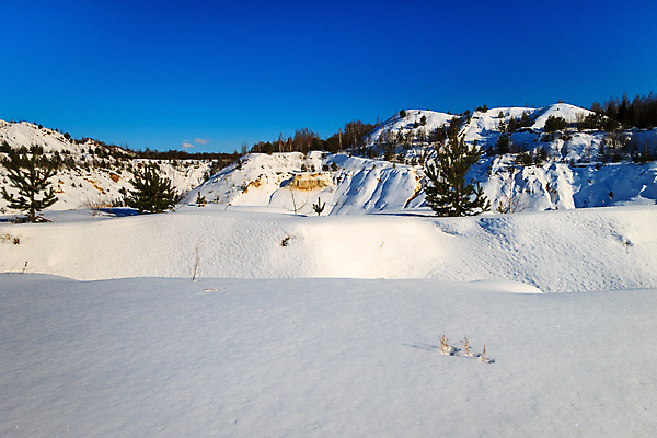 포토 JPG 해외이미지 나무 계절 호수 백그라운드 크리스마스 겨울 자연 하늘 산 풍경 사람없음 야외 파란색 빛 햇빛 태양 추위 흰색 나뭇가지 시골 연못 신선 소나무 정상 숲 12월 언덕 서리 장면 북쪽 1월 2월 채석 수평선 해외포토 자연요소 식물 기념일 컬러 날짜 방향 생태계 파일형식 이미지허브