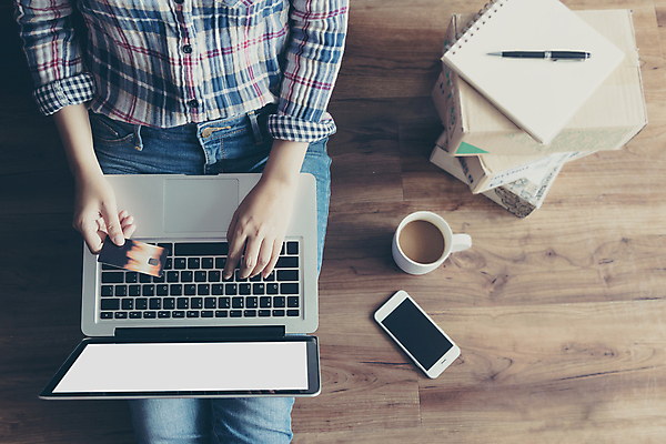 포토 JPG 해외이미지 라이프스타일 인터넷 비즈니스 포장 주택 한명 노트북 컴퓨터 상자 판매 세일 상점 공책 웹 신용카드 시장 구매 상품 고객 상업 전자 문제 질서 소매 온라인 중독 짐싸기 전자상거래 마케팅 쇼퍼홀릭 증상 카피스페이스 제의 해외포토 1 문구용품 사람 건물 생활 금융 전자제품 쇼핑 공백 예절 파일형식 이미지허브