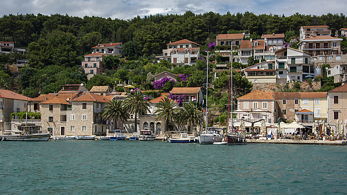 포토 JPG 해외이미지 유럽 바다 섬 여행 건축양식 자연 휴가 파노라마 풍경 사람없음 건물 물 여름 파란색 항구 시골 도시 보트 지중해 언덕 포트 타운 크로아티아 달마시안 옛날 해외포토 자연요소 건축물 계절 건축 나라 컬러 배_교통 교통시설 촬영기법 개 생태계 파일형식 이미지허브