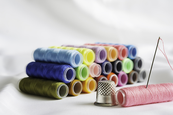 포토 JPG 해외이미지 디자인 백그라운드 컨셉 장신구 버튼 취미 사람없음 장식 가로 빨간색 초록색 파란색 컬러풀 노란색 유행 흰색 도구 직물 업무 실 바느질 실타래 얼레 패드 감싸기 고립 골무 핸드메이드 스타일 해외포토 컬러 모션 작업 파일형식 이미지허브