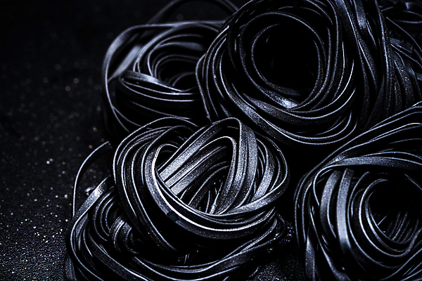 포토 JPG 해외이미지 음식 백그라운드 부분 잉크 파스타 건강 스파게티 요리 사람없음 검은색 어둠 이탈리아 신선 닫기 해산물 오징어 국수 날것 생식 핸드메이드 탈리아텔레 해외포토 유럽 컬러 모션 연체동물 서양음식 수중동물 면류 파스타면 파일형식 이미지허브